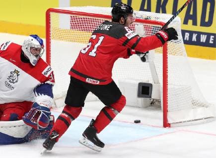 Eishockey, WM, Halbfinale, Kanada - Tschechien BRATISLAVA, SLOVAKIA - MAY 25, 2019: The Czech Republic s goalie Patrik Bartosak (L) concedes a goal in the 2019 IIHF Ice hockey, Eishockey World Championship, WM, Weltmeisterschaft semifinal match against Canada at Ondrej Nepela Arena. Alexander Demianchuk TASS  TS0ACB3E