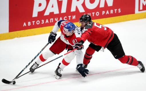 Eishockey, WM, Halbfinale, Kanada - Tschechien BRATISLAVA, SLOVAKIA - MAY 25, 2019: The Czech Republic s Dominik Kubalik (L) and Canada s Troy Stecher fight for the puck in their 2019 IIHF Ice hockey, Eishockey World Championship, WM, Weltmeisterschaft semifinal match at Ondrej Nepela Arena. Alexander Demianchuk TASS  TS0ACB49