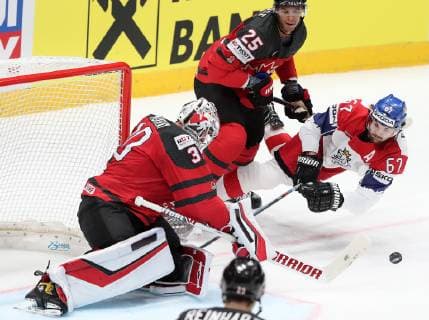 Eishockey, WM, Halbfinale, Kanada - Tschechien BRATISLAVA, SLOVAKIA - MAY 25, 2019: Canada s goalie Matt Murray, Darnell Nurse and the Czech Republic s Michael Frolik (L-R) in their 2019 IIHF Ice hockey, Eishockey World Championship, WM, Weltmeisterschaft semifinal match at Ondrej Nepela Arena. Alexander Demianchuk TASS  TS0ACB4A