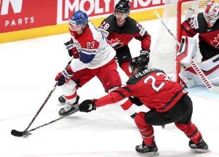 Eishockey, WM, Halbfinale, Kanada - Tschechien BRATISLAVA, SLOVAKIA - MAY 25, 2019: The Czech Republic s Dmitrij Jaskin and Canada s Damon Severson, Sam Reinhart (L-R) in their 2019 IIHF Ice hockey, Eishockey World Championship, WM, Weltmeisterschaft semifinal match at Ondrej Nepela Arena. Alexander Demianchuk TASS  TS0ACB4D