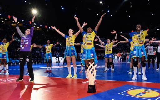 Joie des joueurs de l equipe Metz - Zaadi Deuna Grace ( Metz ) - Agathe Quiniou ( Brest ) HANDBALL : Brest Bretagne HB vs Metz HB - Coupe de France - 25 05 2019 FedericoPestellini Panoramic 