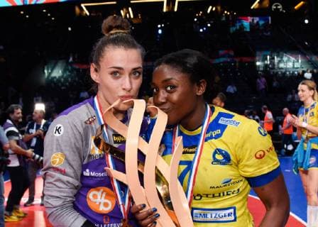 Joie des joueurs de l equipe Metz - Zaadi Deuna Grace ( Metz ) - Agathe Quiniou ( Brest ) - trophee HANDBALL : Brest Bretagne HB vs Metz HB - Coupe de France - 25 05 2019 FedericoPestellini Panoramic 