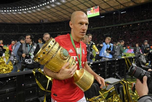 Sport Themen der Woche KW21 Sport Bilder des Tages 25.05.2019, Fussball DFB-Pokalfinale 2019, RB Leipzig - FC Bayern München, im Olympiastadion Berlin, FC Bayern München feiert den Gewinn des DFB Pokal, Arjen Robben (Bayern München) mit Pokal ***DFL and DFB regulations prohibit any use of photographs as image sequences and or quasi-video.*** *** 25 05 2019, Soccer DFB Cup Final 2019, RB Leipzig FC Bayern Munich, in the Olympic Stadium Berlin, FC Bayern Munich celebrates the victory of the DFB Cup, Arjen Robben Bayern Munich with Cup DFL and DFB regulations prohibit any use of photographs as image sequences and or quasi video
