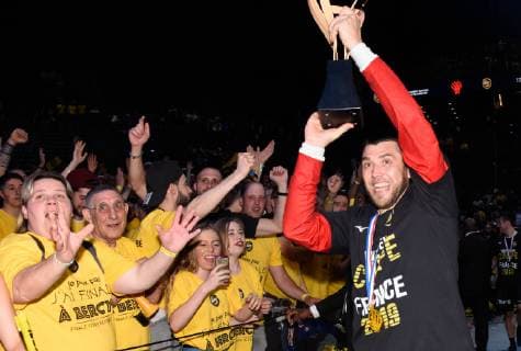Joie des joueurs de l equipe Chambery - Yann Genty ( Chambery ) - Supporters de l equipe Chambery - ambiance HANDBALL : Chambery Savoie Mont Blanc HB vs Dunkerque HB Grand Littoral - Coupe de France - 25 05 2019 FedericoPestellini Panoramic 