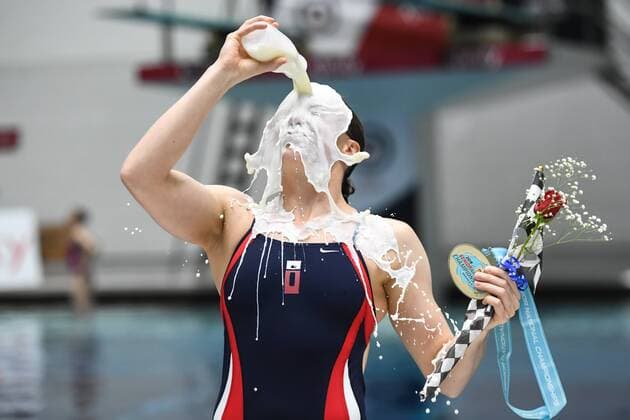 Sport Themen der Woche KW21 Sport Bilder des Tages May 25, 2019 - Indianapolis, Indiana, US - AMY MAGANA pours milk over her head following her win at the University of Indiana Natatorium in Indianapolis, Indiana. 2019 US Diving Senior National Diving Championships - Senior Wone Platform Final - ZUMAs146 20190525_zap_s146_020 Copyright: xAmyxSandersonx