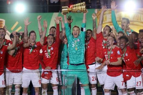 DFB Pokal Endspeil 2019 im Berliner Olympiastadion zwischen RB Leipzig und dem FC Bayern München FC Bayern gewinnt das DFB Pokal Finale die Spieler jubeln und reissen die Arme hoch - Manuel Neuer hält den Pokal Berlin Berlin Deutschland Olympiastadion *** DFB Cup Endspeil 2019 at the Berlin Olympic Stadium between RB Leipzig and FC Bayern Munich FC Bayern wins the DFB Cup Final the players cheer and raise their arms Manuel Neuer holds the Cup Berlin Berlin Germany Olympic Stadium