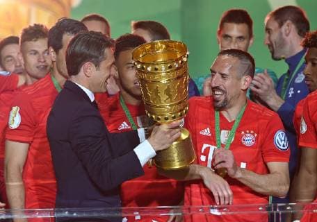 25 05 2019, xfux, Soccer DFB Cup Final, RB Leipzig FC Bayern Muenchen, emspor, v l players of FC Bayern Muenchen and Niko Kovac coach FC Bayern Muenchen cheer after the end of the game with the Cup, Franck Ribery FC Bayern Muenchen DFL DFB REGULATIONS PROHIBIT ANY USE OF PHOTOGRAPHS as IMAGE SEQUENCES and or QUASI VIDEO Berlin
