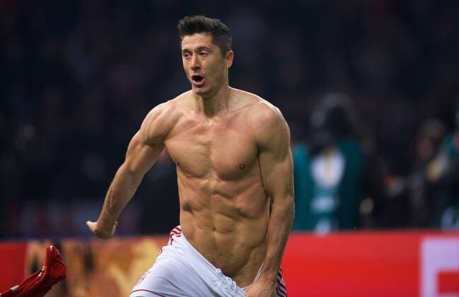 Fußball, DFB-Pokalfinale 2018 2019, RB Leipzig - FC Bayern München Sport Bilder des Tages Fussball DFB Olympiastadion Berlin 25.05.2019 DFB POKALFINALE RB LEIPZIG geg FC BAYERN MÜNCHEN 0 : 3 3 : 0 TOR TORJIUBEL TORSCHUETZE Robert LEWANDOWSKI 9 FCB *** Soccer DFB Olympiastadion Berlin 25 05 2019 DFB POKALFINALE RB LEIPZIG geg FC BAYERN MÜNCHEN 0 3 3 0 TOR TORJIUBEL TORSCHUETZE Robert LEWANDOWSKI 9 FCB