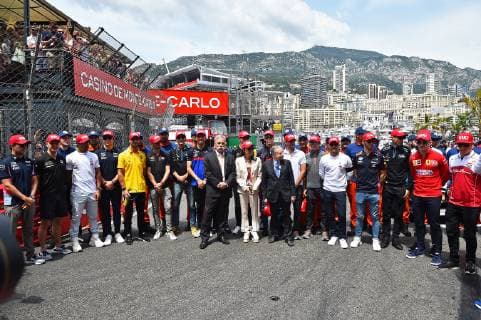 26 05 2019, xekx, Formula 1 FIA, 2019 Monaco Grand Prix Race emspor, v l Tribute to Niki Lauda, Formula 1 Driver with Niki Lauda Cap DFL DFB REGULATIONS PROHIBIT ANY USE OF PHOTOGRAPHS as IMAGE SEQUENCES and or QUASI VIDEO Monte Carlo eel-fotografie Eberhard Krieger