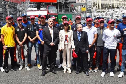 26 05 2019, xekx, Formula 1 FIA, 2019 Monaco Grand Prix Race emspor, v l Tribute to Niki Lauda, Formula 1 Driver with Niki Lauda Cap DFL DFB REGULATIONS PROHIBIT ANY USE OF PHOTOGRAPHS as IMAGE SEQUENCES and or QUASI VIDEO Monte Carlo eel-fotografie Eberhard Krieger
