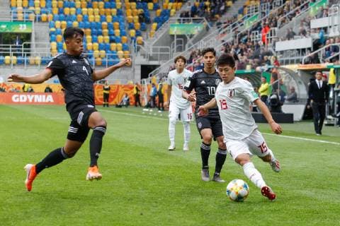 GDYNIA 26.05.2019 GRUPA B MISTRZOSTWA SWIATA U20 W PILCE NOZNEJ MECZ: MEKSYK - JAPONIA --- GROUP B 2019 FIFA U-20 WORLD CUP MATCH: MEXICO - JAPAN --- NZ Efrain ORONA , Diego LAINEZ , Toichi SUZUKI , FOT. GRZEGORZ RADTKE 058sport.pl NEWSPIX.PL --- Newspix.pl  20190526_005__GR_1718_RAD
