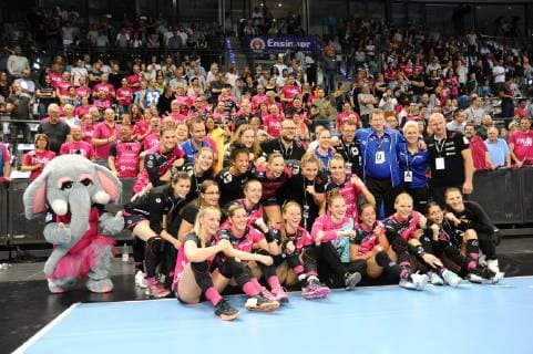 the TusSies celebrate the 3rd place at the DHB Cup with their fans DHB, Handbal, Women, DHB Cup, Olymp Final 4, Match for 3rd place, 26 05 2019, Photo TBaur Eibner TusSies Metzingen vs SV Union Halle Neustadt Stuttgart Copyright: xEIBNER TobiasxBaurx EP_TBR