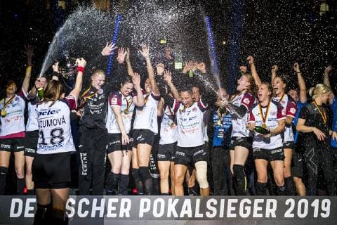Stuttgart, Germany 26 May 2019 HBF Cup Final Thueringer HC vs SG BBM Bietigheim the team of the Thuringian HC with the DHB Cup, final jubilation final jubilation emotion joy Stuttgart Porsche Arena Baden Württemberg Germany
