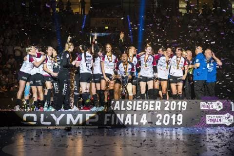 Stuttgart, Germany 26 May 2019 HBF Cup Final Thueringer HC vs SG BBM Bietigheim the team of the Thuringian HC with the DHB Cup, final jubilation final jubilation emotion joy Stuttgart Porsche Arena Baden Württemberg Germany