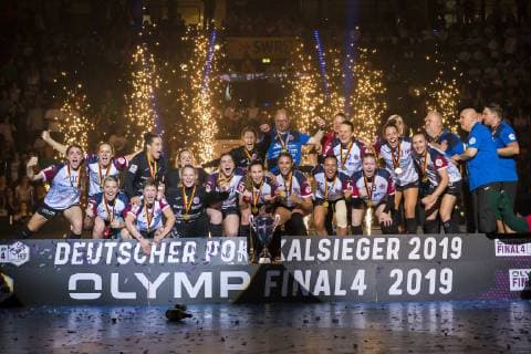 Stuttgart, Germany 26 May 2019 HBF Cup Final Thueringer HC vs SG BBM Bietigheim the team of the Thuringian HC with the DHB Cup, final jubilation final jubilation emotion joy Stuttgart Porsche Arena Baden Württemberg Germany