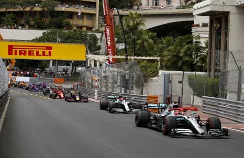 Motorsports: FIA Formula One World Championship, WM, Weltmeisterschaft 2019, Grand Prix of Monaco, Start, 44 Lewis Hamilton (GBR, Mercedes AMG Petronas Motorsport), 77 Valtteri Bottas (FIN, Mercedes AMG Petronas Motorsport), 33 Max Verstappen (NLD, Aston Martin Red Bull Racing), Monte Carlo Monaco