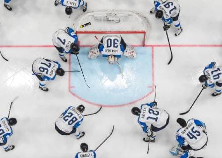 190526 Players of Finland gathers around goaltender Kevin Lankinen ahead of the 2019 IIHF Ice Hockey World Championship gold medal game between Canada and Finland on May 26, 2019 in Bratislava Photo Joel Marklund BILDBYRAN kod JM 87962,  Copyright: JOELxMARKLUND BB190526JM052