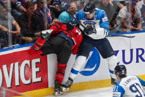 Eishockey WM, Finale, Kanada - Finnland BRATISLAVA, SLOVAKIA - MAY 26, 2019: Canada s Sam Reinhart (L) and Finland s Marko Anttila fight for the puck in their 2019 IIHF Ice hockey, Eishockey World Championship, WM, Weltmeisterschaft Gold medal match at Ondrej Nepela Arena. Alexander Demianchuk TASS  TS0ACE05