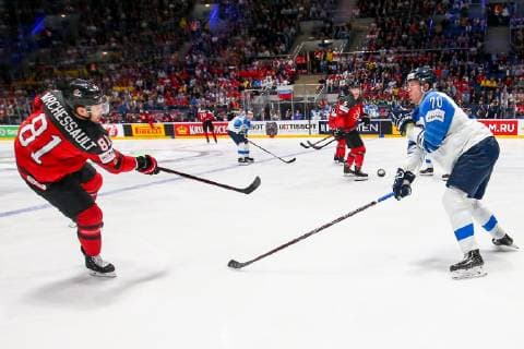 Eishockey WM, Finale, Kanada - Finnland BRATISLAVA, SLOVAKIA - MAY 26, 2019: Canada s Jonathan Marchessault (L) and Finland s Niko Mikkola fight for the puck in their 2019 IIHF Ice hockey, Eishockey World Championship, WM, Weltmeisterschaft Gold medal match at Ondrej Nepela Arena. Anton Novoderezhkin TASS  TS0ACE07