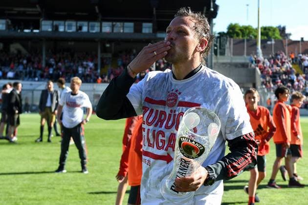 Coach Holger Seitz FC Bayern München after the Weißbierdusche thanks the fans, thank you, thanks, celebrations, optimistic, 26 05 2019, Munich, football, relegation to the third league, FC Bayern Munich II VfL Wolfsburg II, DFB DFL REGULATIONS PROHIBIT ANY USE OF PHOTOGRAPHS AS IMAGE SEQUENCES AND OR QUASI VIDEO xslx