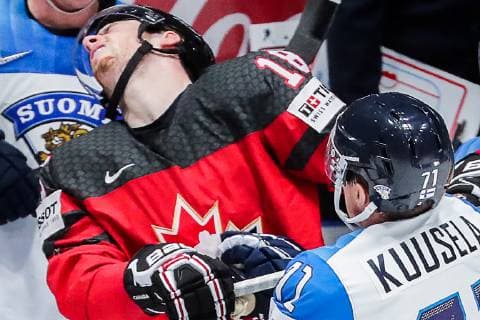 BRATISLAVA, SLOVAKIA - MAY 26, 2019: Canada s Pierre-Luc Dubois (L) and Finland s Kristian Kuusela fight in their 2019 IIHF Ice hockey, Eishockey World Championship, WM, Weltmeisterschaft Gold medal match at Ondrej Nepela Arena. Alexander Demianchuk TASS  TS0ACE1C