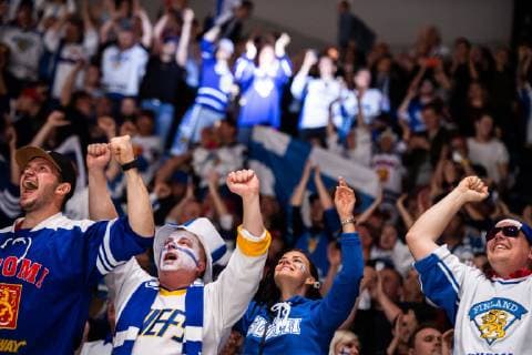 190526 Supporters of Finland celebrate after 1 2 during the 2019 IIHF Ice Hockey World Championship gold medal game between Canada and Finland on May 26, 2019 in Bratislava Photo Joel Marklund BILDBYRAN kod JM 87962,  Copyright: JOELxMARKLUND BB190526JM091