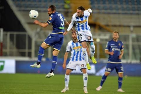 Fußball, Italien, Aufstiegrunde zur Serie A, Delfino Pescara - Hellas Verona Foto Fabio Urbini LaPresse 26 Maggio 2019 Pescara (PE) Italia calcio Pescara vs Hellas Verona - Campionato di calcio Serie BKT 2018 2019 - stadio Cornacchia. Nella foto:Contrasto aereo tra Marras Pescara e Vitale Hellas Verona Fabio Urbini LaPresse May 26, 2019 Pescara (PE) Italy sport soccer Pescara vs Hellas Verona - Italian Football Championship League BKT 2018 2019 - Cornacchia stadium. In the pic: Marras Pescara vs Vitale Hellas Verona  Copyright: xFabioxUrbini LaPressex