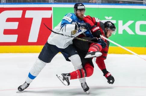 Eishockey WM, Finale, Kanada - Finnland BRATISLAVA, SLOVAKIA - MAY 26, 2019: Finland s Jani Hakanpaa (L) and Canada s Anthony Mantha in their 2019 IIHF Ice hockey, Eishockey World Championship, WM, Weltmeisterschaft Gold medal match at Ondrej Nepela Arena. Alexander Demianchuk TASS  TS0ACE3A