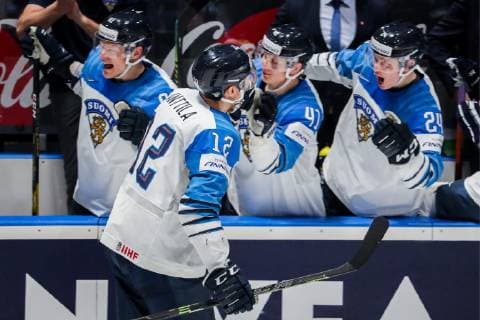 Eishockey WM, Finale, Kanada - Finnland BRATISLAVA, SLOVAKIA - MAY 26, 2019: Finland s Marko Anttila (front) celebrates scoring in the 2019 IIHF Ice hockey, Eishockey World Championship, WM, Weltmeisterschaft Gold medal match against Canada at Ondrej Nepela Arena. Alexander Demianchuk TASS  TS0ACE3D