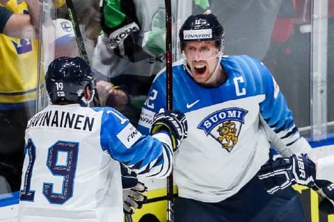 Eishockey WM, Finale, Kanada - Finnland BRATISLAVA, SLOVAKIA - MAY 26, 2019: Finland s Veli-Matti Savinainen (L) and Marko Anttila celebrate scoring in the 2019 IIHF Ice hockey, Eishockey World Championship, WM, Weltmeisterschaft Gold medal match against Canada at Ondrej Nepela Arena. Alexander Demianchuk TASS  TS0ACE3E
