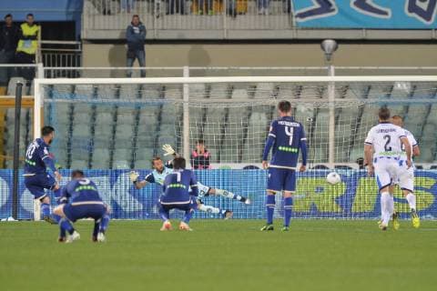 Fußball, Italien, Aufstiegrunde zur Serie A, Delfino Pescara - Hellas Verona Foto Fabio Urbini LaPresse 26 Maggio 2019 Pescara (PE) Italia calcio Pescara vs Hellas Verona - Campionato di calcio Serie BKT 2018 2019 - stadio Cornacchia. Nella foto:Di Carmine Hellas Verona segna il gol del vantaggio Fabio Urbini LaPresse May 26, 2019 Pescara (PE) Italy sport soccer Pescara vs Hellas Verona - Italian Football Championship League BKT 2018 2019 - Cornacchia stadium. In the pic: Di Carmine Verona goal  Copyright: xFabioxUrbini LaPressex