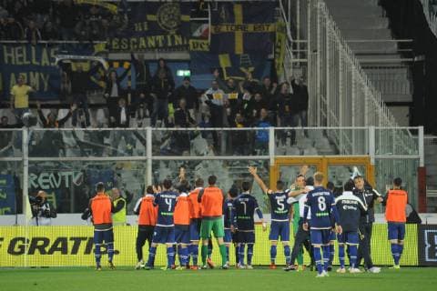Fußball, Italien, Aufstiegrunde zur Serie A, Delfino Pescara - Hellas Verona Foto Fabio Urbini LaPresse 26 Maggio 2019 Pescara (PE) Italia calcio Pescara vs Hellas Verona - Campionato di calcio Serie BKT 2018 2019 - stadio Cornacchia. Nella foto: festeggiamenti Verona a fine gara Fabio Urbini LaPresse May 26, 2019 Pescara (PE) Italy sport soccer Pescara vs Hellas Verona - Italian Football Championship League BKT 2018 2019 - Cornacchia stadium. In the pic: Verona players at final whistle  Copyright: xFabioxUrbini LaPressex