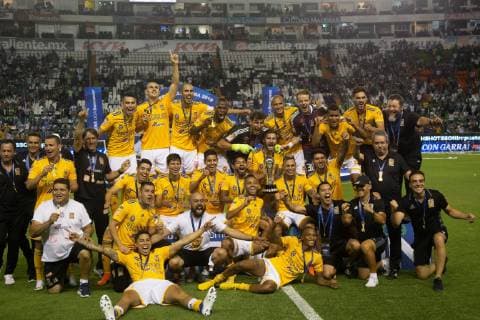 Fußball, Mexiko, UANL Tigres sind Meister Tigres players lift the trophy of champions after defeating Leon during the final of the Mexican soccer tournament, between Leon and Tigres, in the Leon Stadium, in the homonymous city, of the state of Guanajuato, Mexico, 26 May 2019. Leon vs. Tigres !ACHTUNG: NUR REDAKTIONELLE NUTZUNG!  Copyright: xFranciscoxGuascox AME6551 20190527-636945330423997322