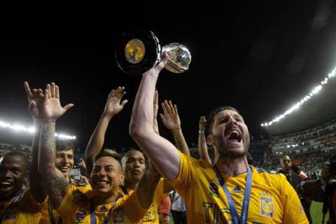 Fußball, Mexiko, UANL Tigres sind Meister Tigres players lift the trophy of champions after defeating Leon during the final of the Mexican soccer tournament, between Leon and Tigres, in the Leon Stadium, in the homonymous city, of the state of Guanajuato, Mexico, 26 May 2019. Leon vs. Tigres !ACHTUNG: NUR REDAKTIONELLE NUTZUNG!  Copyright: xFranciscoxGuascox AME6550 20190527-636945330438059800