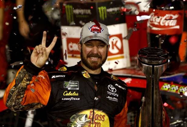 Sport Themen der Woche KW21 Sport Bilder des Tages CONCORD, NC - MAY 26: Martin Truex, Jr., Joe Gibbs Racing, Toyota Camry Bass Pro Shops TRACKER ATVs & Boats USO (19) during the running of the 60th annual Coca-Cola 600 on May 26, 2019 at Charlotte Motor Speedway in Concord, North Carolina (Photo by Jeff Robinson Icon Sportswire) AUTO: MAY 26 Monster Energy NASCAR, Motorsport, USA Cup Series - Coca-Cola 600 Icon1905262887600