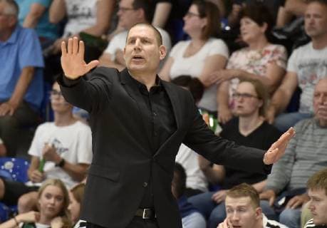 Druhy zapas finale play off ligy basketbalistu: Decin - Nymburk, 26. kvetna 2019 v Decine. Trener Nymburku Oren Amiel. CTKPhotoP201905260697701  HAJ 18 K