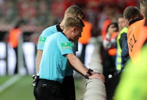 Referee Referee Christian Dingert Gries uses VAR Video Assistant Sports Football Football Relegation 2 Bundesliga vs 1 Bundesliga Men DFL Season 2018 2019 27 05 2019 1 FC Union Berlin FCU vs VfB Stuttgart DFL regulations prohibit any use of photographs as image sequences and or quasi video