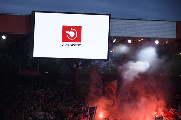 27 05 2019, xkvx, Soccer 1 Bundesliga Relegation, 1 FC Union Berlin VfB Stuttgart emspor, v l Referee Christian Dingert takes with the video evidence Video referee Asisst the goal to 0 1 by Dennis Aogo VfB Stuttgart DFL DFB REGULATIONS PROHIBIT ANY USE OF PHOTOGRAPHS as IMAGE SEQUENCES and or QUASI VIDEO Berlin