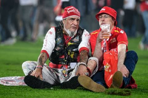 two fans of Union Berlin sit on the grass, 27 05 2019, Berlin, football, relegation to the Bundesliga, 1 FC Union Berlin VfB Stuttgart, DFB DFL REGULATIONS PROHIBIT ANY USE OF PHOTOGRAPHS AS IMAGE SEQUENCES AND OR QUASI VIDEO xslx