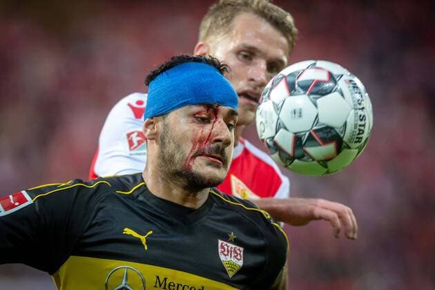 Sport Themen der Woche KW22 Sport Bilder des Tages Fussball Berlin 27.05.2019 Saison 2018 2019 Relegation zur 1. Bundesliag Relegationsspiel 1. FC Union Berlin - VFB Stuttgart 0:0 Ozan Kabak (18, vo.) verletzung Sebastian Andersson (Union, No.10) *** Football Berlin 27 05 2019 Season 2018 2019 Relegation to 1 Bundesliag Relegation match 1 FC Union Berlin VFB Stuttgart 0 0 Ozan Kabak 18, vo injury Sebastian Andersson Union, No 10