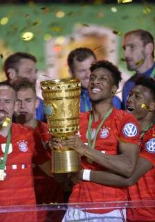 25 05 2019, Soccer DFB Cup Final 2019, RB Leipzig FC Bayern Munich, in the Olympic Stadium Berlin, FC Bayern Munich celebrates the win of the DFB Cup, Kingsley Coman Bayern Munich lifts the trophy DFL and DFB regulations prohibit any use of photographs as image sequences and or quasi video