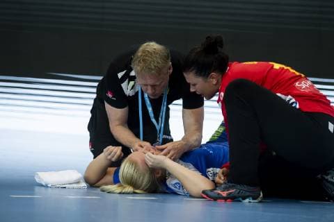 190528 Emma Ekenman Fernis of Sweden with an injury during the friendly match between Norway and Sweden on May 28, in Bekkestua,  Copyright: FREDRIKxVARFJELL BB190528FV068