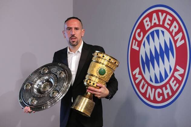 Franck RIBERY Bayern Muenchen with champions bowl, bowl and DFB Cup, Cup, Trophaee Double, single picture, single motif, half figure, half figure football 1 Bundesliga, FC Bayern Muenchen M Arjen ROBBEN and Franck RIBERY bring champions bowl and DFB Cup in the world of experience
