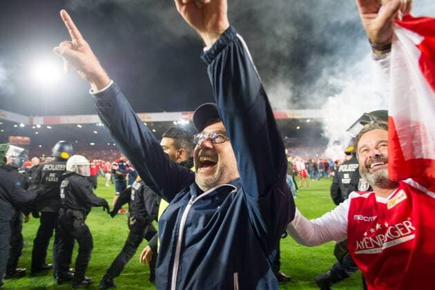 Coach Urs FISCHER li , Union celebrates the promotion to the first Bundesliga, cheers, cheers, celebrate, jubilation, half figure, half figure, gesture, gesture, football 1 Bundesliga, relegation, Union Berlin Union VfB Stuttgart S 0 0 on 27 05 2019 in Berlin Germany DFL regulations prohibit any use of photographs as image sequences and or quasi video Â