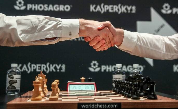 Sport Themen der Woche KW22 Sport Bilder des Tages MOSCOW, RUSSIA â€“ MAY 29, 2019: Grandmasters Alexander Grishchuk and Yan Nepomnyashchy shake hands after the final match at the Moscow 2019 FIDE Grand Prix chess tournament. Valery Sharifulin TASS  TS0AD2D1