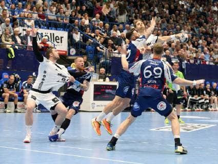 Steffen Weinhold THW Kiel 13 vs. Fabian van Olphen TBV Lemgo Lippe 10 left and Christian Klimek TBV Lemgo Lippe 69 front , TBV Lemgo Lippe vs. THW Kiel, Handball, 1 Bundesliga, 29 05 2019, TBV Lemgo Lippe vs. THW Kiel, Handball, 1 Bundesliga, 29 05 2019 Lemgo Copyright: xEibner-Pressefotox xJanxStrohdiex EP_JSK