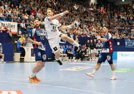 Steffen Weinhold THW Kiel 13 past Fabian van Olphen TBV Lemgo Lippe 10 left free before goal, TBV Lemgo Lippe vs. THW Kiel, Handball, 1 Bundesliga, 29 05 2019, TBV Lemgo Lippe vs. THW Kiel, Handball, 1 Bundesliga, 29 05 2019 Lemgo Copyright: xEibner-Pressefotox xJanxStrohdiex EP_JSK