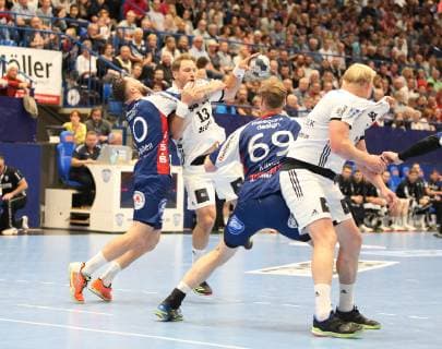 Steffen Weinhold THW Kiel 13 vs. Fabian van Olphen TBV Lemgo Lippe 10 left and Christian Klimek TBV Lemgo Lippe 69 right , TBV Lemgo Lippe vs. THW Kiel, Handball, 1 Bundesliga, 29 05 2019, TBV Lemgo Lippe vs. THW Kiel, Handball, 1 Bundesliga, 29 05 2019 Lemgo Copyright: xEibner-Pressefotox xJanxStrohdiex EP_JSK