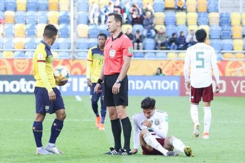Gdynia, 29.05.2019 Pilka nozna FIFA Mistrzostwa Swiata U20 Polska 2019 Mecz Ekwador - Meksyk -- Football FIFA U-20 World Cup Poland 2019 Match Ecuador - Mexico NZ Diego LAINEZ injury , referee Ivan Kruzliak Fot. Grzegorz Jedrzejewski 058sport.pl NEWSPIX.PL --- Newspix.pl  ekwador-meksyki_20190529_0014_JE