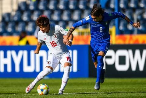 (L-R) Kota Yamada of Japan U20, Andrea Colpani of Italy U20 during the FIFA U-20 World Cup Poland 2019 group B match between Italy U20 v Japan U20 at Bydgoszcz Stadium on May 29, 2019 in Bydgoszcz, Poland FIFA U-20 World Cup Poland 2019 2018 2019 xVIxVIxImagesx xGerritxvanxKeulenxIVx 14602981